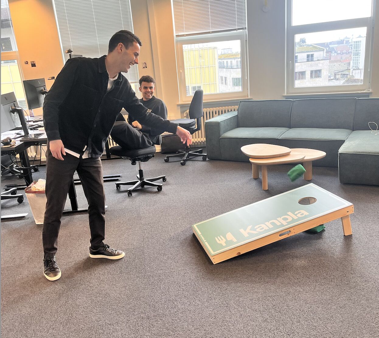 Mensen die samen cornhole genieten